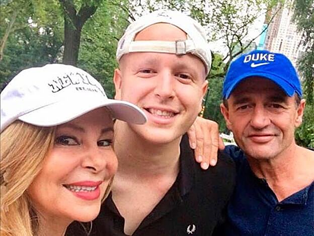 Álex Lequio en compañía de sus padres.