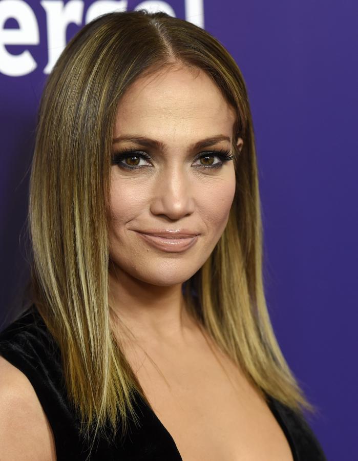 Parece que firmó un pacto con el diablo. Jennifer Lopez acaba de cumplir 49 años y su cara, cuerpo y personalidad es definitivamente de una mujer de por lo menos 10 años menos.