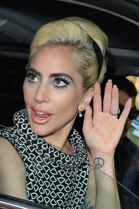 Serán los desvelos, las drogas, la vida tan ajetreada, o simplemente una cuestión de genética, pero la cantante no aparenta sus 32 años. Lady Gaga, por lo menos, parece de 39 años.