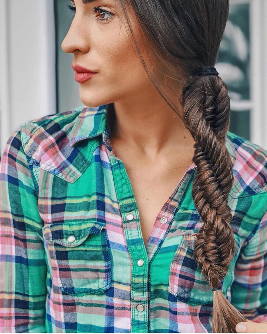 Baja y hacia un lado es la opción más casual.