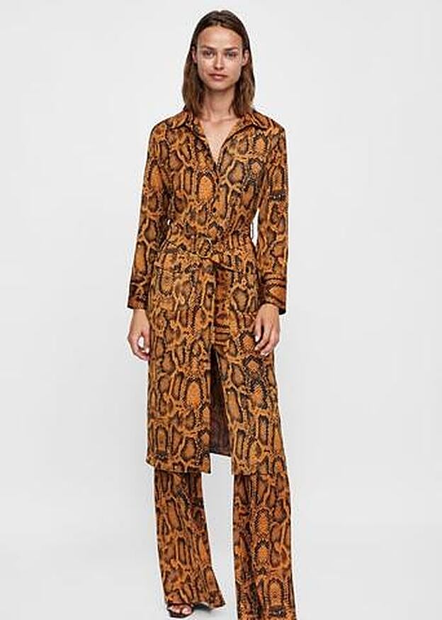 Túnica (49,95 euros) y pantalón con estampado de serpiente (39,95 euros).