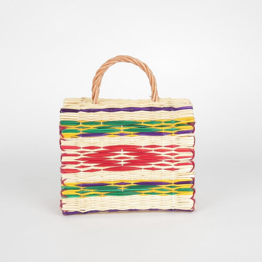 Tomando como inspiración los bolsos de la artesanía portuguesa surgió el modelo Portuguese Basket Midi (49 €). Están hechos a mano y cada pieza es única.