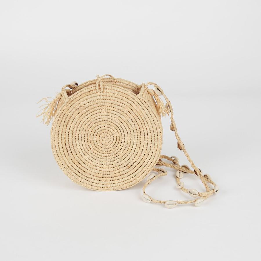 Bolso de rafia hecho a mano con conchas naturales en el asa (69 €).