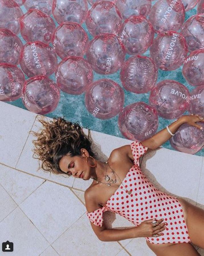 Este de Sara Escudero es inalcanzable, pero Uterqüe tiene un diseño en blanco y negro súper favorecedor aquí.