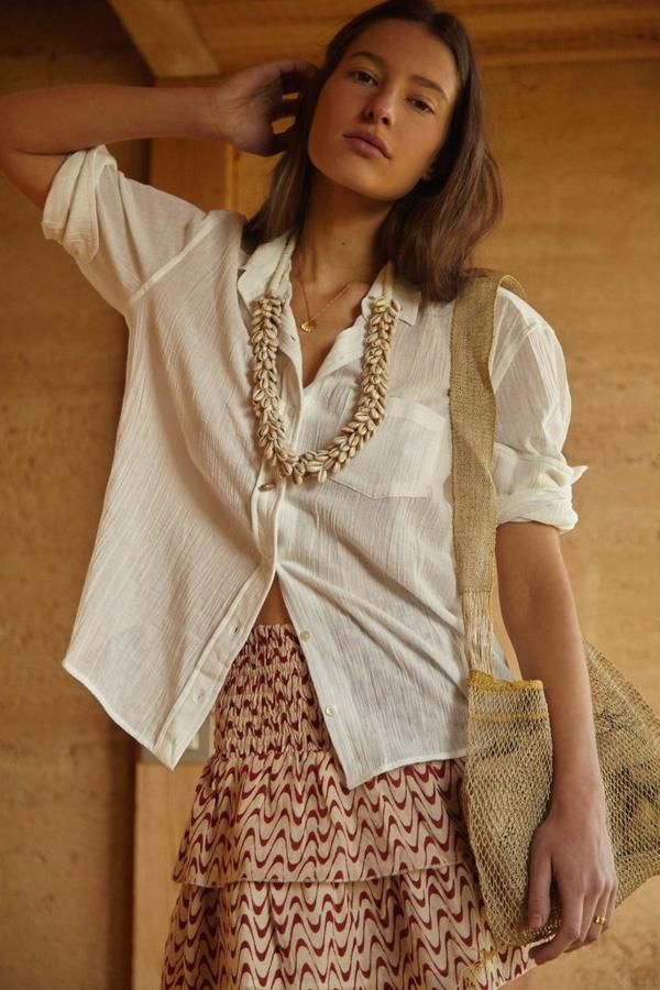 Camisa Shell, en blanco (55 €).