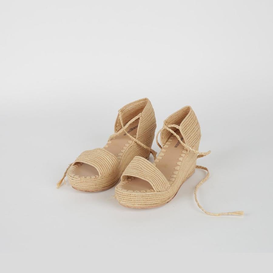 Los zapatos tienen el mismo sello bohemio que el resto de la colección. Estas cuñas de rafia son las French Rafia Wedges (69 €).