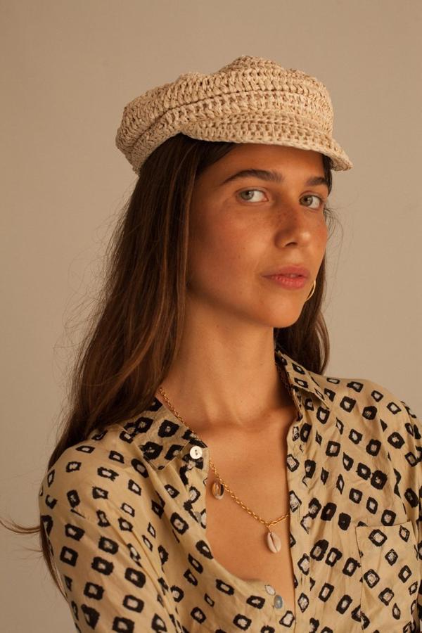 Además de las joyitas, Gimaguas tiene sombreros ideales. Como la gorra de rafia natural (45 €).