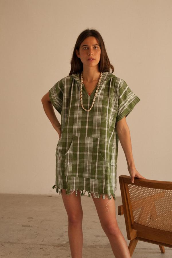 Los ponchos de cuadros han sido sus prendas más famosas (y las más vendidas también). Este es el de cuadros verdes (39 €).