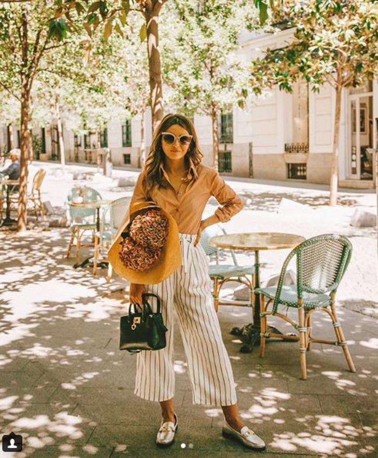 Alexandra Pereira no es muy aficionada a los pantalones en verano, pero la femenina cintura de los “paperbag” es irresistible hasta para ella. Zara tiene tres diseños perfectos en negro, khaki y de rayas.