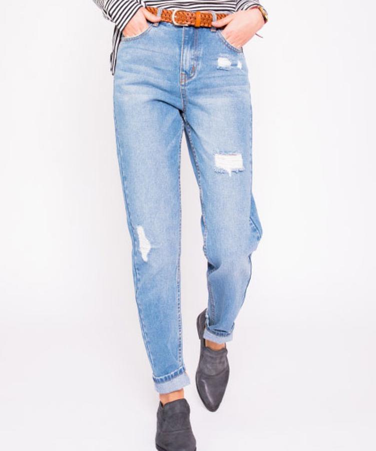 Pantalones denim estilo 'mom' con desgastados, 19 euros.