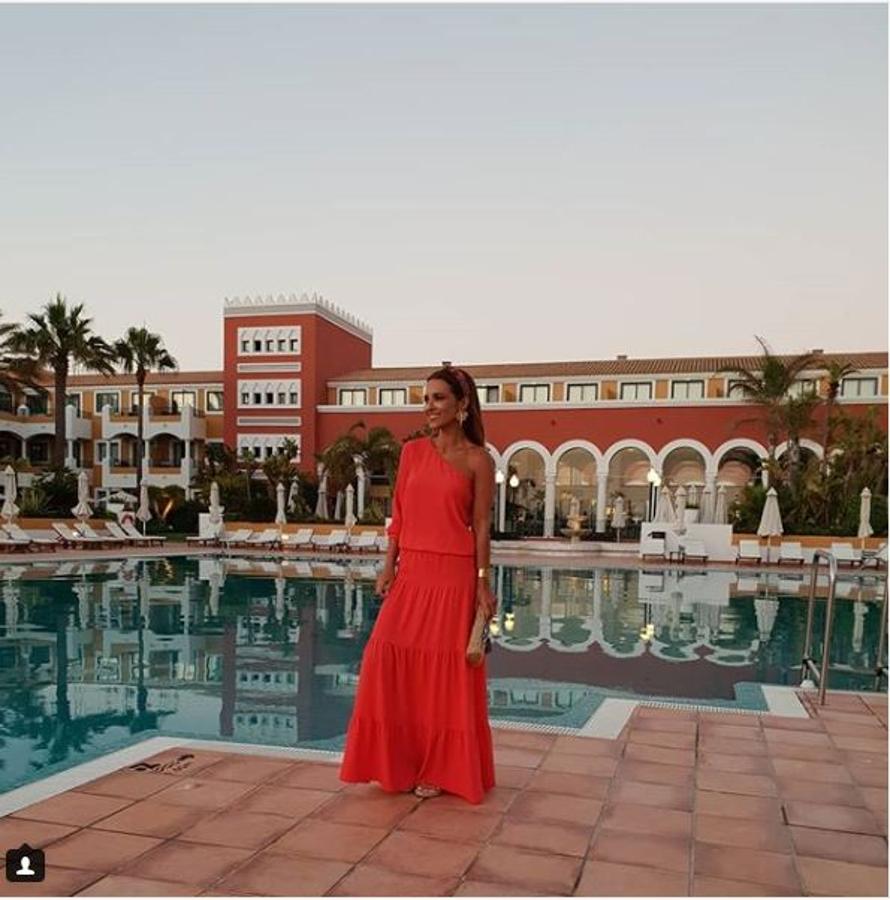 Paula Echavarría escogió este vestido rojo de Bash Paris, pero nosotras te proponemos algo más rock'n'roll: en verde flúor