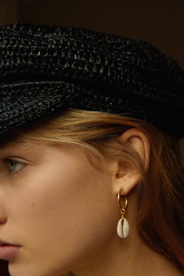 La firma se ha hecho famosas por sus collares y pendientes de conchas, la tendencia del verano, como te demostramos  aquí . Estos son los pendientes Coquillage(25 €).