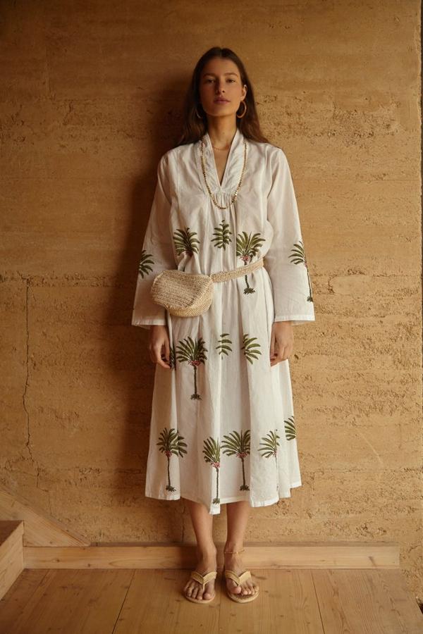 En cuanto a ropa, la firma se ha especializado en prendas cómodas y desenfadadas de tejidos orgánicos y un estilo boho chic. Esta túnica de palmeras, que está agotada pero esperamos que repongan unidades, está entre nuestras favoritas (65 €).