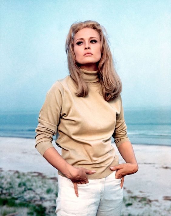 Vaqueros y cisne. Una combinación que jamás pasará de moda. Ella la llevó durante el rodaje de 'El secreto de Thomas Crown' (1968), en la que Steve McQueen interpreta al irresistible ladrón. En 1999 se rodó un remake con Pierce Brosnan y Rene Russo.