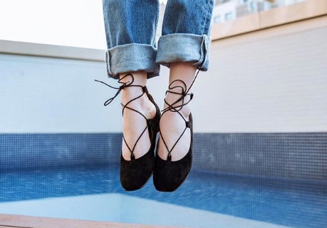 Las sandalias con tacón midi que no te vas a quitar los próximos meses está aquí.