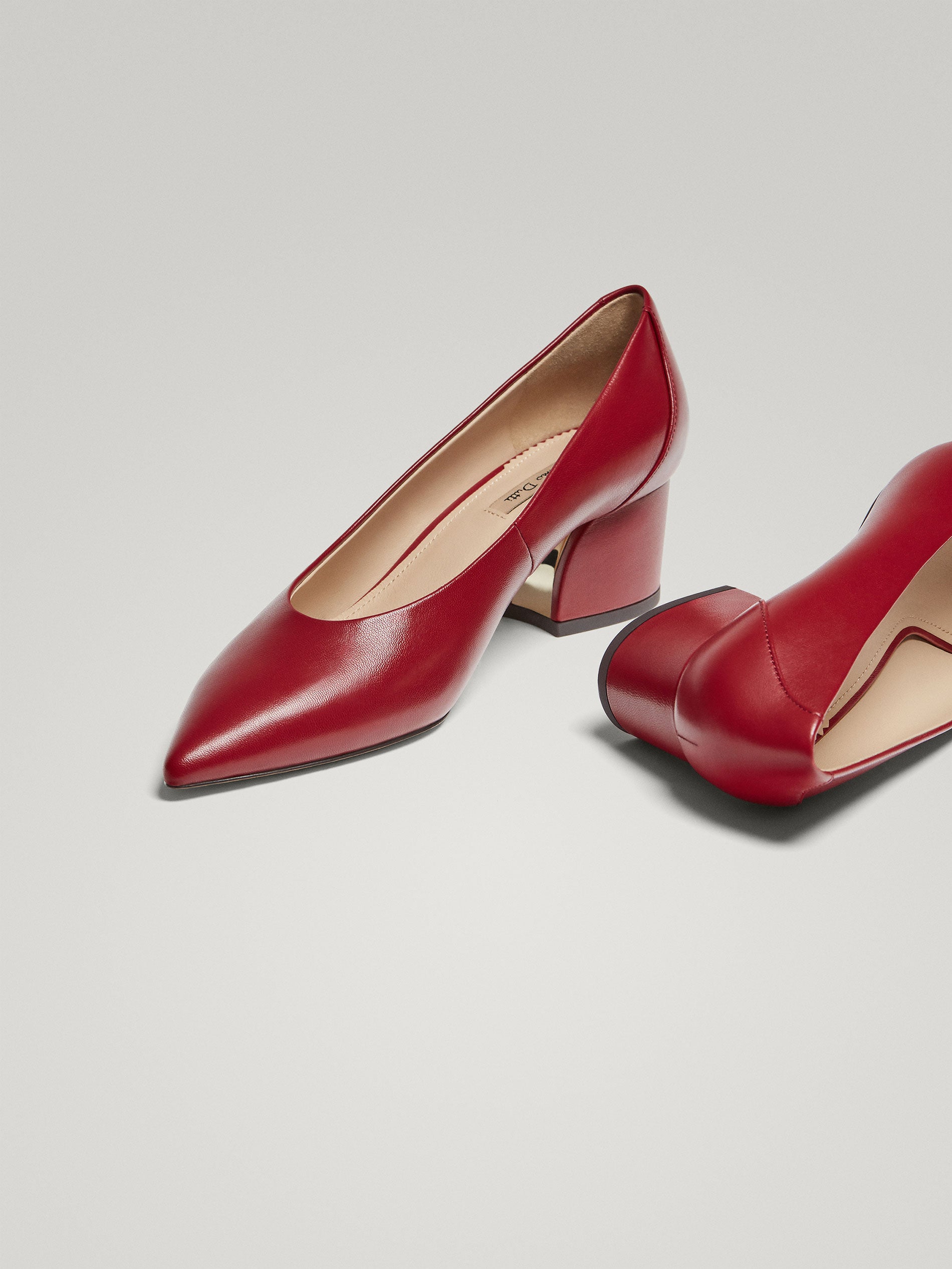 Zapatos de salón en color piel rojo de Massimo Dutti: 69,95 euros.