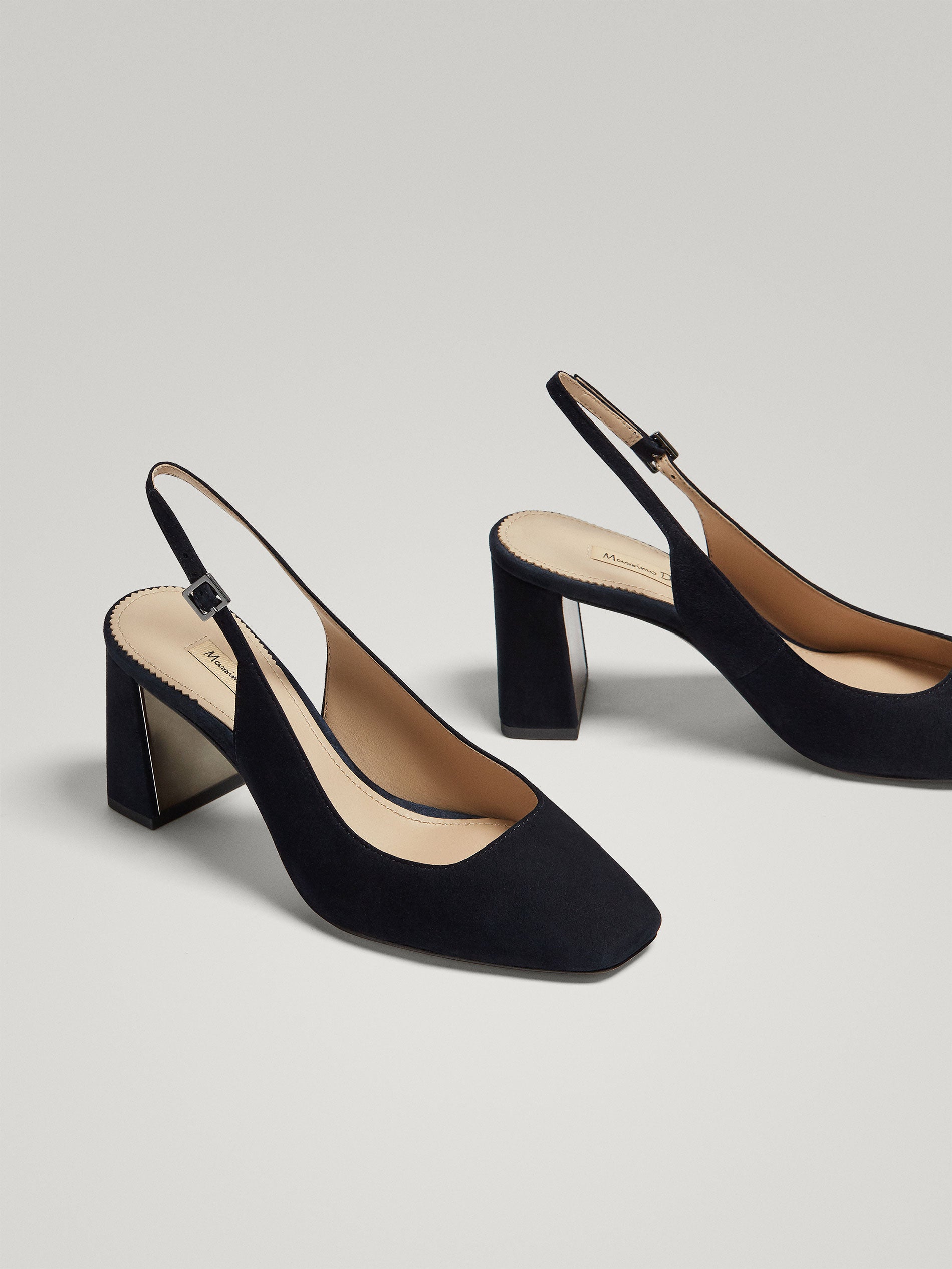 Zapato de tacón destalonado en color azul noche de Massimo Dutti: 69,95 euros.