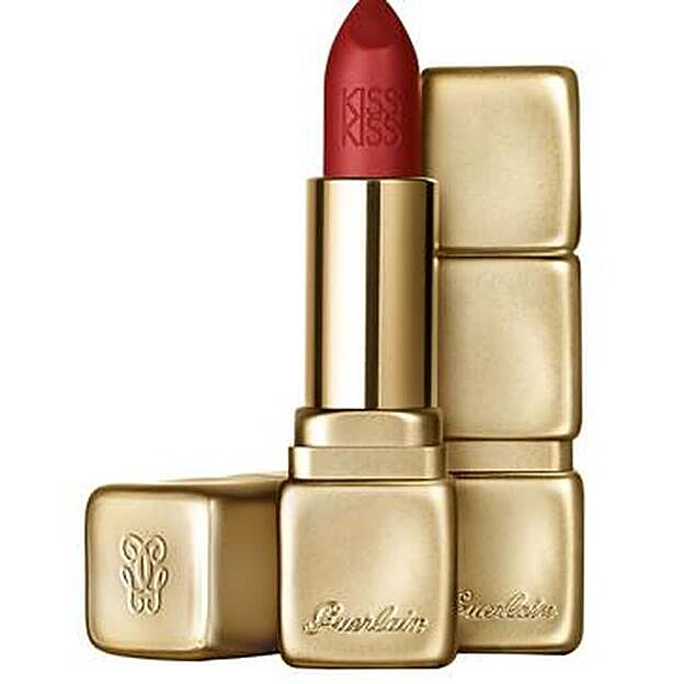 Kiss Kiss Matte en tono Hot Coral de Guerlain (37,50 €).