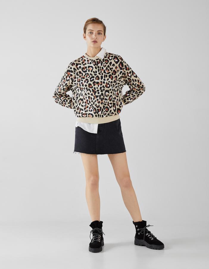 Sudadera 'animal print' (15,99 €).