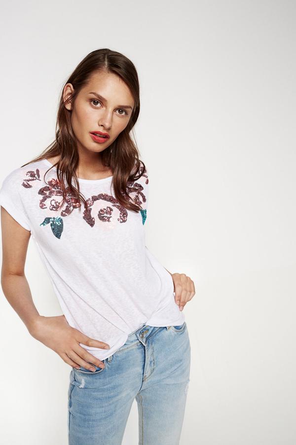 Camiseta de flores con lentejuelas, 15,99 euros.