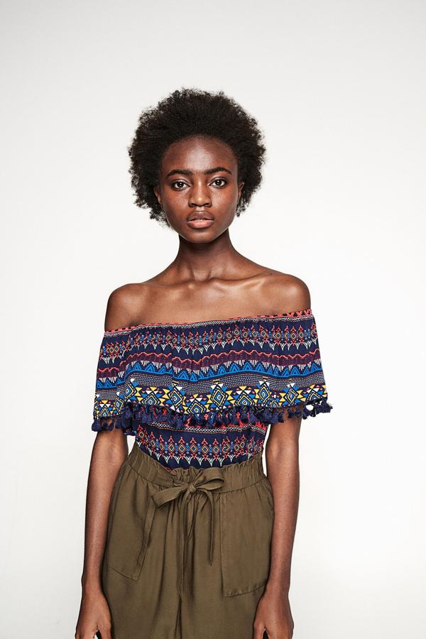 Camiseta off-shoulder étnica con borlas, 15,99 euros.