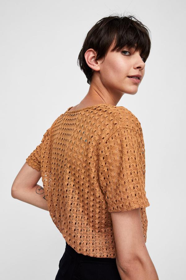 Camiseta calada (15,95 €).