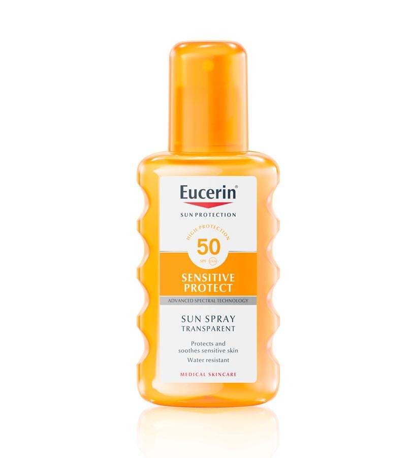 Su fórmula completamente transparente te evita el engorroso momento en le que tienes que esperar a que la crema se absorba. Esta textura ligeramente grasa pero de toque seco lo hace en segundos.  Sun Protection Sensitive Protect SPF50 Sun Spray Transparent de Eucerin  (c.p.v.).