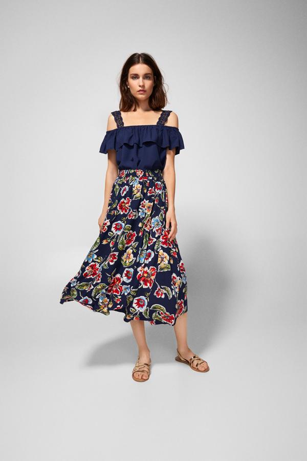 Falda asimétrica con estampado de flores, 29,99 euros.