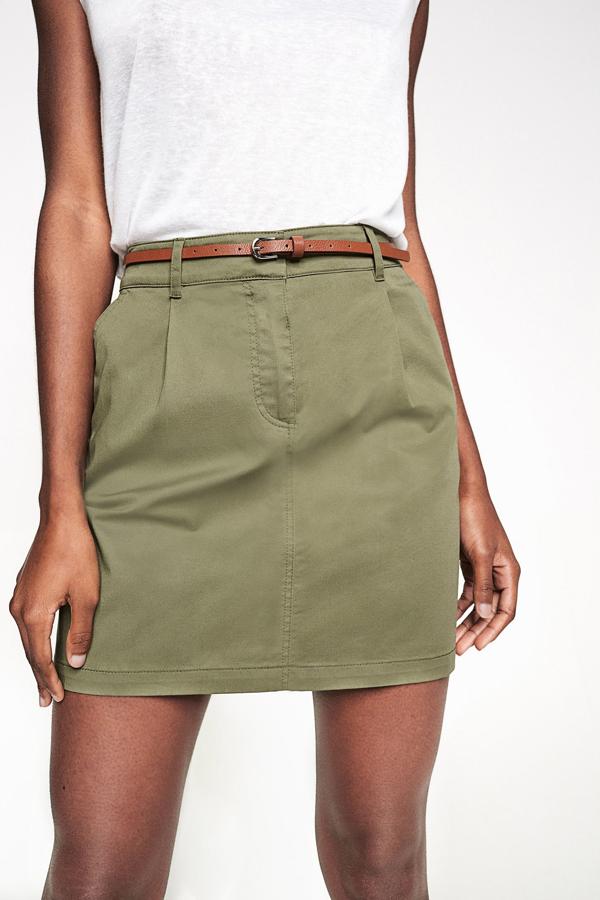 Falda tipo chino con cinturón y bolsillos laterales, 22,99 euros.