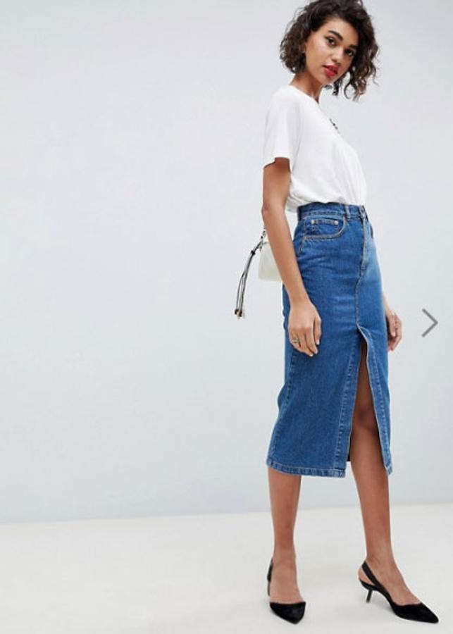 Falda denim tipo midi con abertura delantera en azul, 38,99 euros.