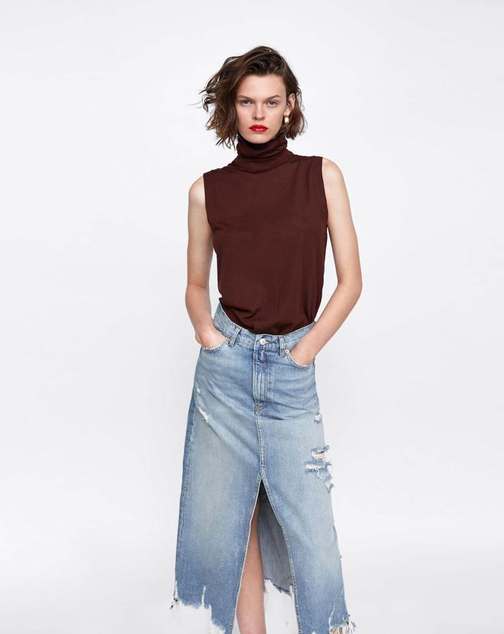 Falda denim tipo midi con rotos en azul, 29,95 euros.