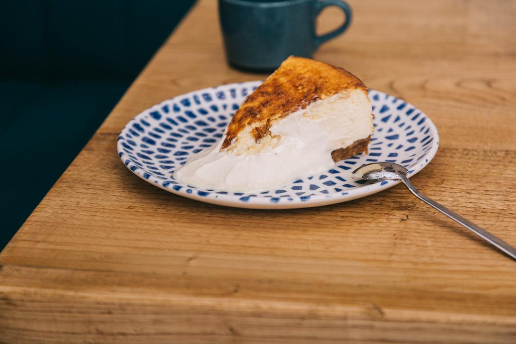 La tarta de queso del restaurante La Bientirada ya se ha convertido en una de las mejores cheesecake de todo Madrid (y de España). Está súper cremosa y tiene una base de galleta que le aporta un toque crujiente. ¡Nos morimos por probarla!
