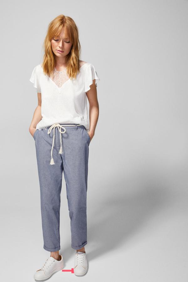 Pantalón chino relaxed con cinturón, 29,99 euros.