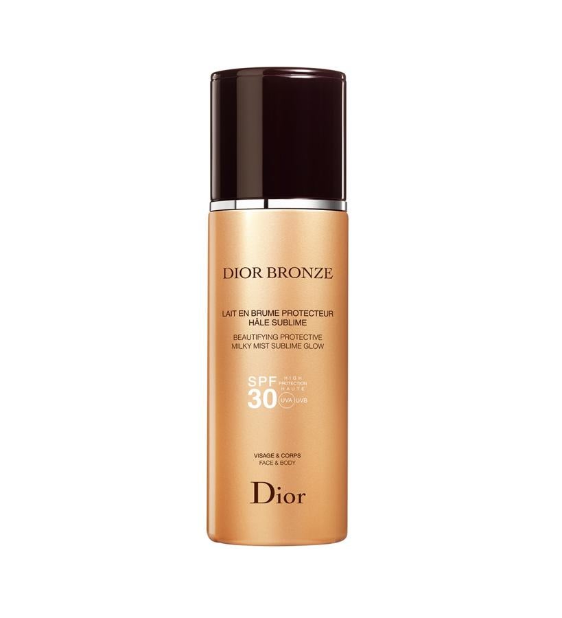 El vaporizador de Dior Bronze Leche en Bruma SPF30 de Dior (40 €) permite una difusión continua de aplicación de 360º. Su fórmula, que es totalmente transparente, proporciona un aspecto satinado de inmediato.