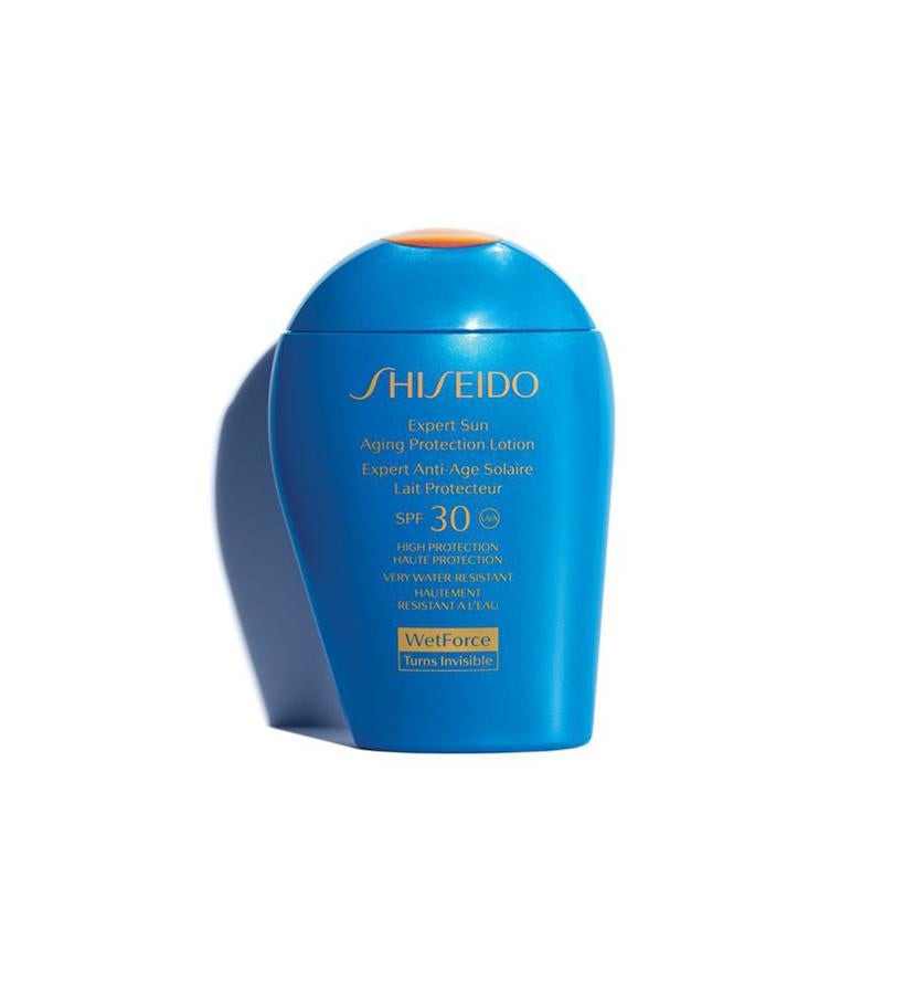 Expert Sun Aging Protection Lotion SPF30 de Shiseido (42 €) se puede usar tanto en rostro como en cuerpo, es transparente, ligera y de rápida absorción. Su tecnología WetForce refuerza la capa protectora al entrar en contacto con el sudor y el agua.