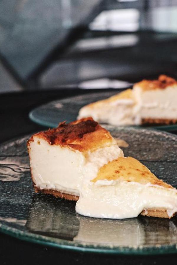 Este  restaurante  de reciente apertura en Madrid cuenta con una de las tartas de queso más espectaculares de Madrid. Con una fina base de galleta, su masa se funde en el plato dando lugar a un delicioso postre que no puedes dejar de probar.