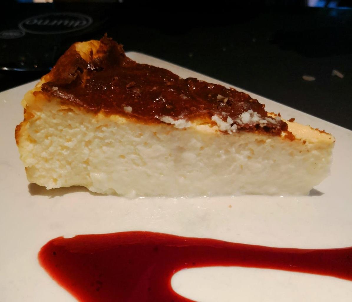 En Diurno (Calle San Marcos, 37) puedes encontrar infinidad de platos internacionales, los mejores brunch, unos cócteles de diez e incluso un videoclub, pero no puedes irte de aquí sin probar su esponjosa tarta de queso acompañada con mermelada de fresa.