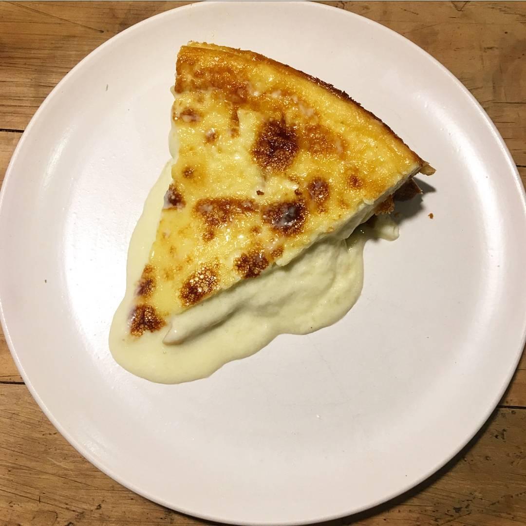 Fismuler es, probablemente, uno de los restaurantes más famosos para tomar una buena tarta de queso de verdad. Se encuentra en la calle Sagasta 29. Su novedad es que no siempre está elaborada con los mismo tipos de queso y se atreven a experimentar con algunos de los más fuertes como el queso Idiazábal y el queso azul. Estamos seguras que con una buena copita de vino lo disfrutarás como nunca.