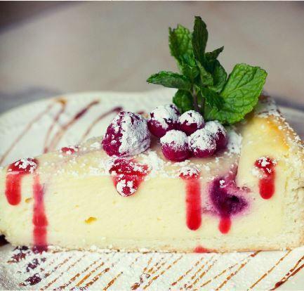 La tarta del queso del Gastrobar de Salvador Bachiller es un postre que hay que probar. Tiene una textura sólida y con mucho sabor y está acompañada de frutos rojos y un poco de azúcar glass.