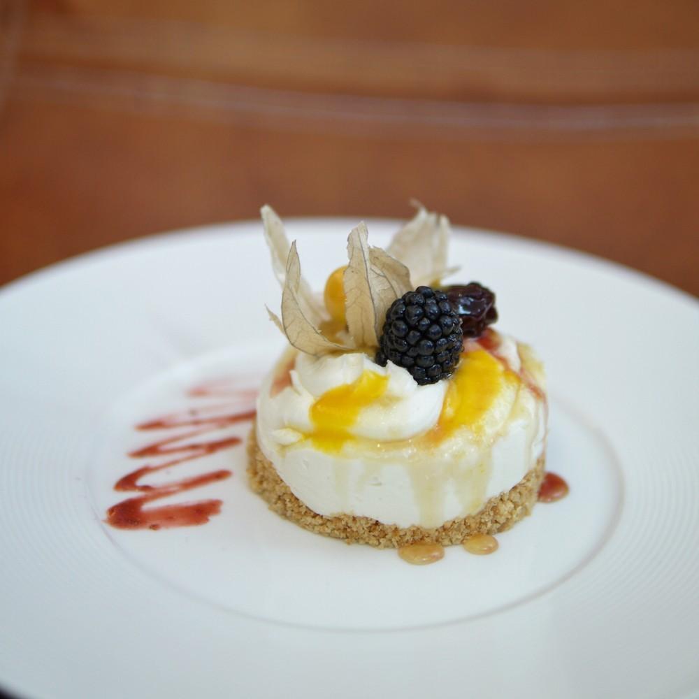 Crema de queso con mango y miel de jengibre en el restaurante La Vaca y la Huerta (C/ Recoletos, 13) que te conquistará. La sirven con una base de galletas y moras.