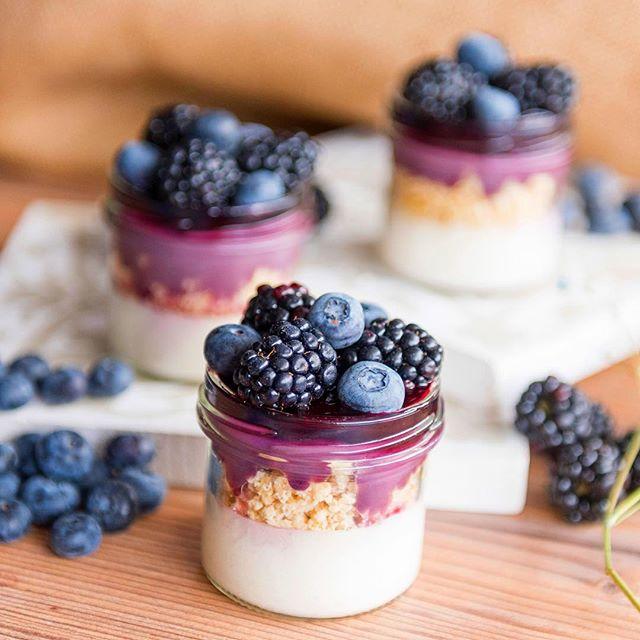 Una de las tartaletas más famosas de todo Madrid la encontramos en Mama Framboise by Alejandro Montes. Con varias sedes, es uno de los mejores lugares para darte un capricho dulce. Orgasmo puro y duro con esta pequeña delicia cremosa de queso acompañada de galletas, moras y arándanos.