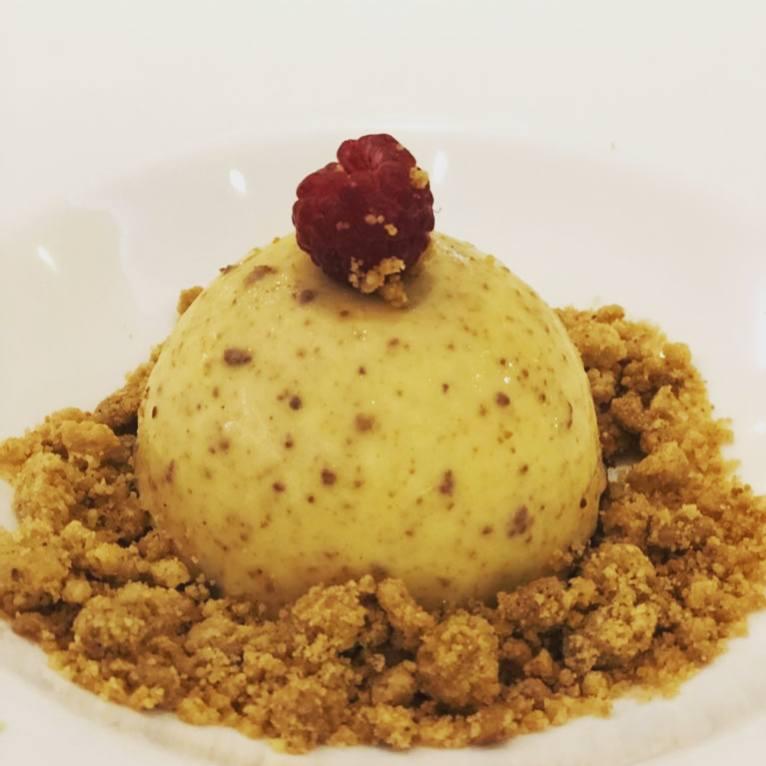 Poncelet Cheese Bar es el primer cheese bar de España, el luagr preferido de los amantes del queso de Madrid. Allí encontrarás una amplia variedad de tablas de queso y por supuesto, su versión cheesecake. Esta es su versión de mascarpone y está deliciosa.