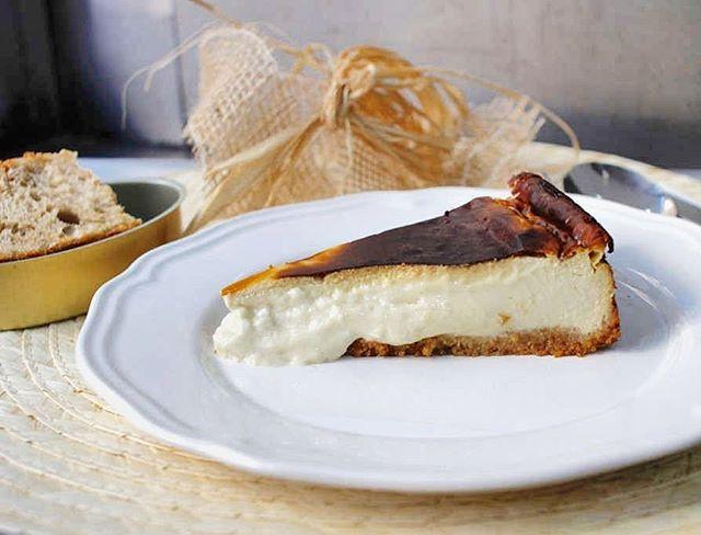 Tres por Cuatro es la pequeña joya del Mercado de Torrijos de Madrid guiada por el del chef Álex Marugán. Pero la medalla se la colocamos a Clara Pérez Villalón, ex concursante de Masterchef y la creadora de esta maravillosa tarta de queso.