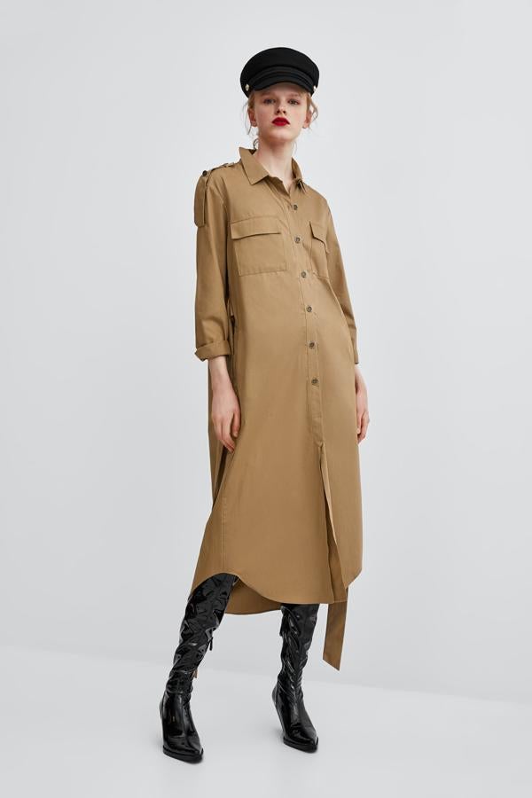 Esta prenda, que puedes llevar como vestido o como 'trench', resume a la perfección la idea de alargar la tendencia safari más allá del verano.