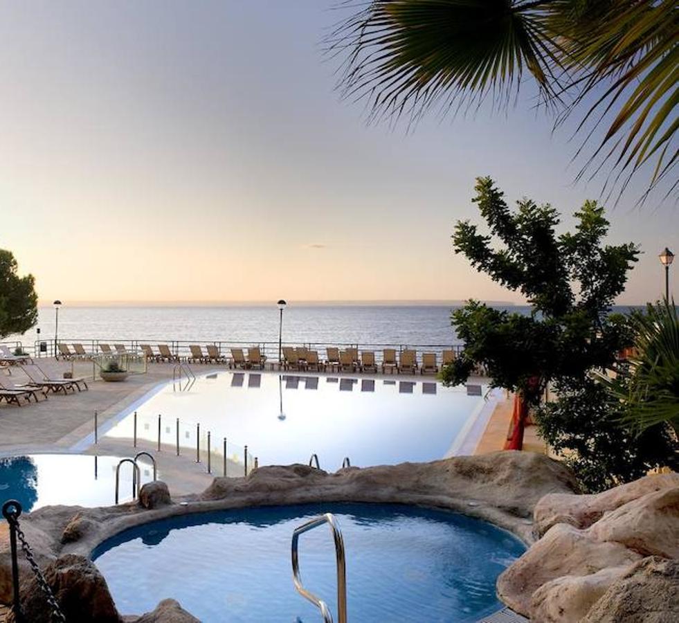 Del  Barceló Illetas Albatros  no somos capaces de elegir lo que más nos gusta: podrían ser las clases de yoga y pilates que se hacen en El Puntal, sobre el mar, o el zumo de naranja que te puedes servir tú mismo (no exageramos, está buenísimo). Aunque, creemos, si solo os pudiéramos contar una cosa que deberíais probar en este sitio, nos decidimos por su sprunch; una experiencia divertida y diferente que mezcla el brunch con el spa.Nos has visto nada igual.