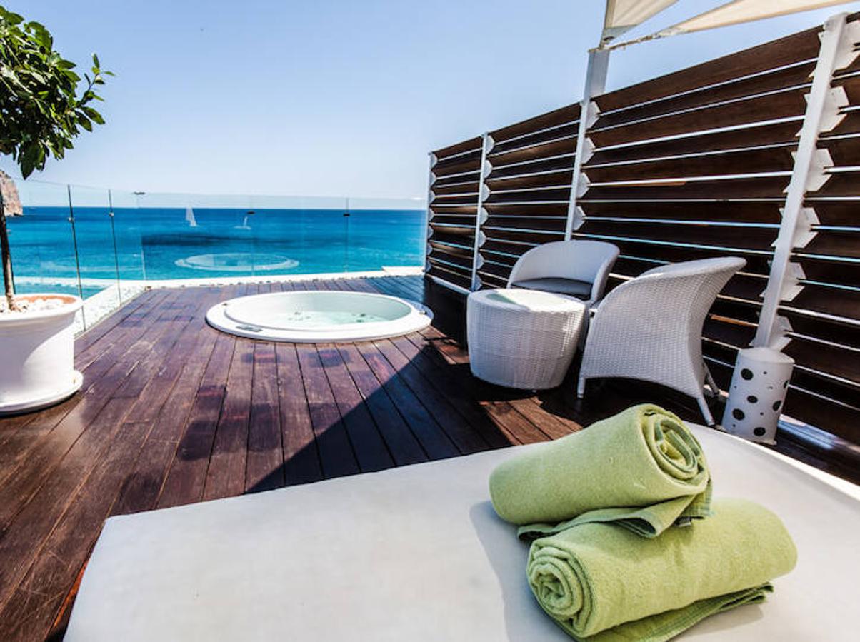 Melbeach Hotel &Spa  está situado en primer línea de playa (de esas de arenas blancas y reconocidas por la pureza de sus aguas); cuidan muchísimo la gastronomía -en el Restaurante Melassa los platos se conciben como experiencias- y la zona chill out es fantástica para tomar algo mientras te relajas. ¿Nuestro favorito? El jacuzzi de la Suite Royal. Tienes que verlo. (¡Y que entre los servicios cuenten con plancha del pelo!).