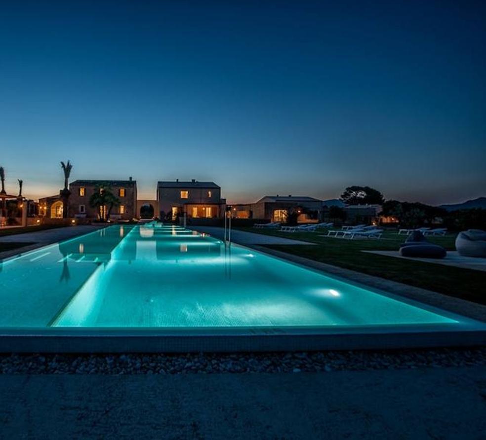 Un oasis de tranquilidad es el que ofrece la finca de  Es Lligats , que cuenta con once casas independientes. Especialmente recomendado para amantes de la tranquilidad y la naturaleza; los amaneceres desde las camas balinesas… ¡lo más!