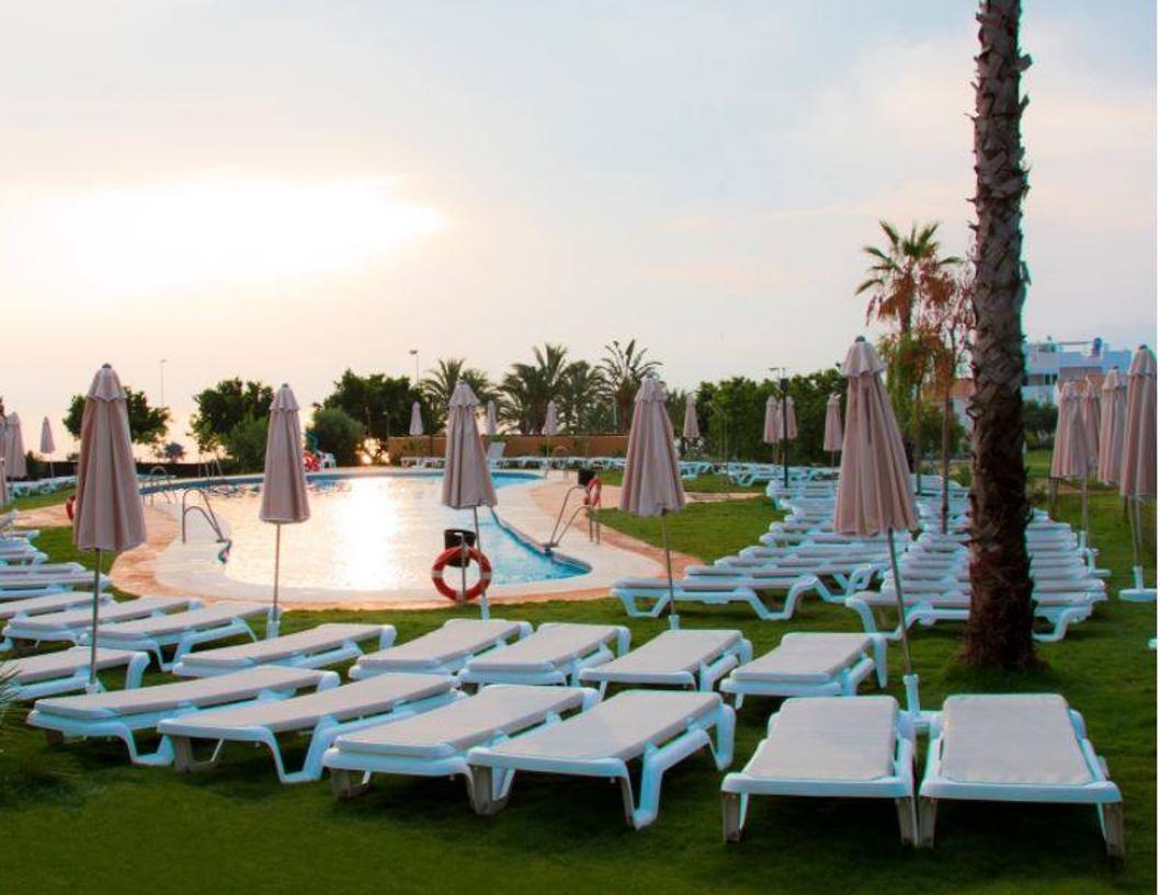 El  Alegría Palacio Mojácar  está construido en el palacio del Marqués de Chávarri y ha sido totalmente adaptado para unas vacaciones de lo más relajantes. Cuenta con un moderno spa para que te mimes (y te mimen), está rodeado por un campo de golf y tiene el mar a solo 300 metros.