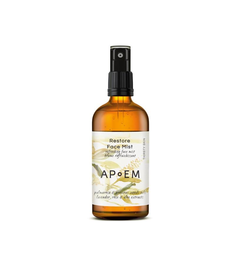 Este mist restaurador y protector ayuda a hidratar y tonificar la piel. Proporciona un frescor inmediato, actúa como escudo antipolución y antitoxinas y ayuda a fijar el maquillaje. Restore Face Mist de APoEM (29 €).
