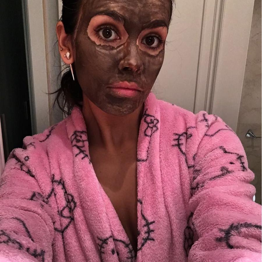 Lo comparte todo, todo, todo. La presentadora es una de las que más presencia tiene en las redes sociales. Aunque últimamente le ha dado por compartir sus imposibles e increíbles rutinas de yoga, también ha publicado 'selfies' de ella mientras se hace sus rutinas de belleza.